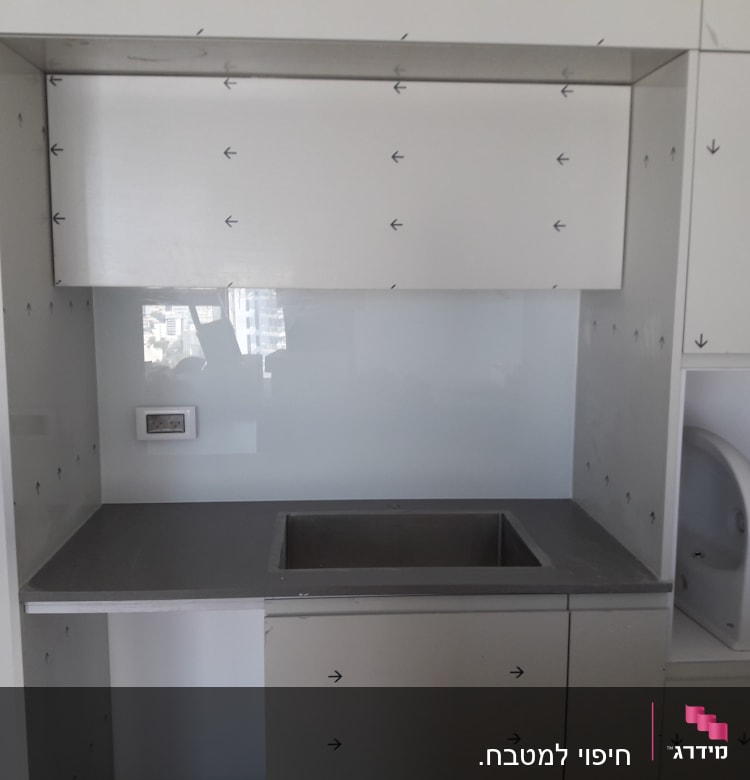 זכוכית שקופה על קיר מטבח עם השתקפות חלון